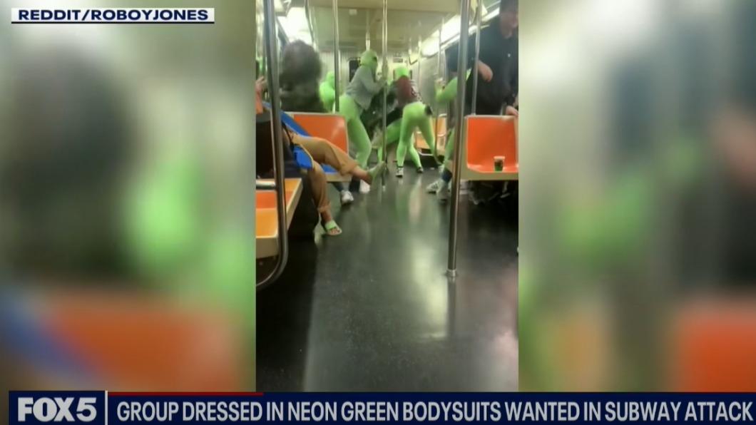 一群穿著螢光綠全身服裝和面罩的搶匪，闖紐約地鐵引發熱議。（圖/翻攝自福斯新聞直播）