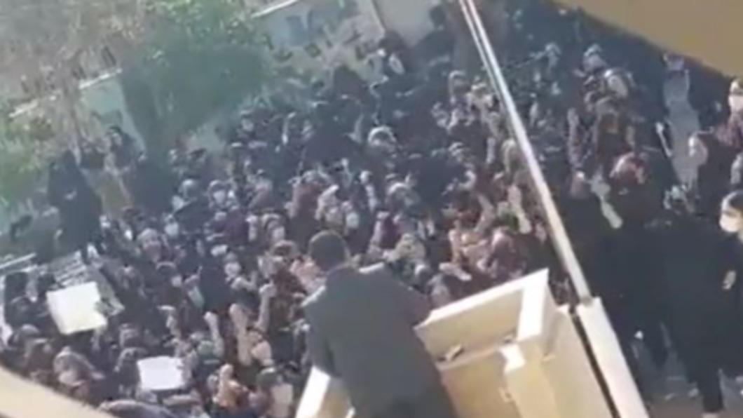伊朗艾米尼之死示威延燒。（圖／翻攝自 Twitter @KianSharifi）