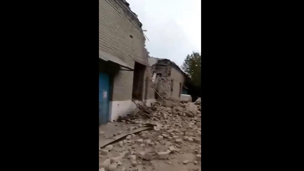 遭受俄軍飛彈攻擊，烏克蘭發電廠多處嚴重損毀。（圖/翻攝自TpyxaNews推特）