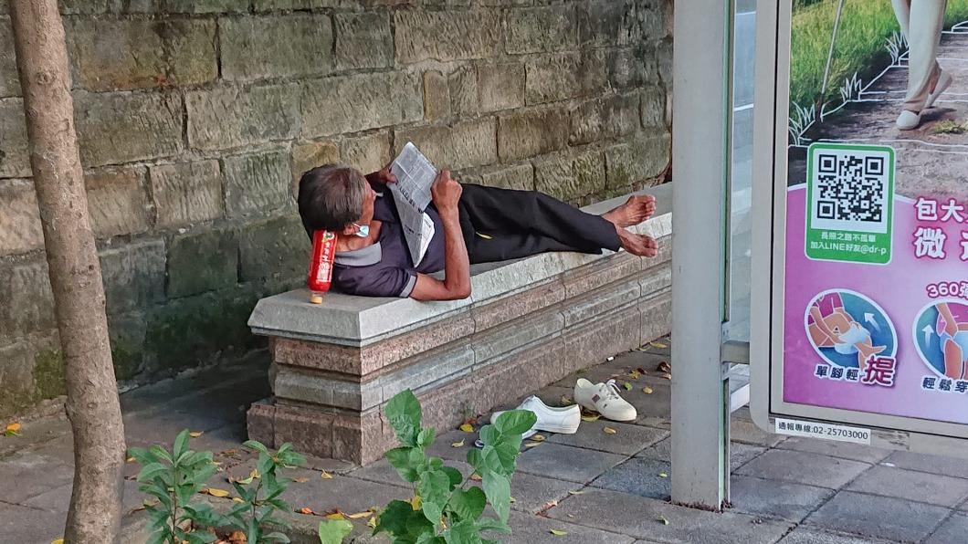 阿伯側身躺在石椅上並使用特殊絕招將寶特瓶變成靠枕。（圖／翻攝自「路上觀察學院」臉書）