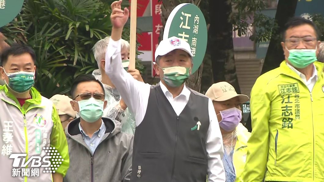 民進黨台北市長參選人陳時中今早至路口催票。（圖／TVBS）
