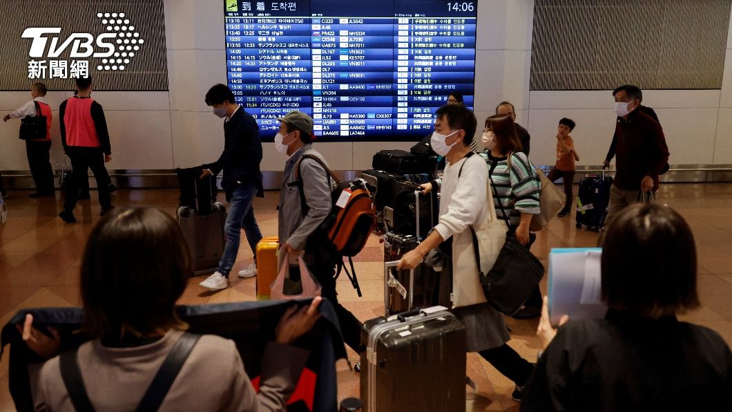 許多韓國旅客湧入東京羽田機場。（圖／達志影像路透社）