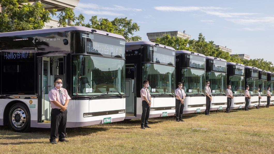 鴻海15部電動巴士MODEL T，交車給台南府城客運。（圖／鴻海提供）
