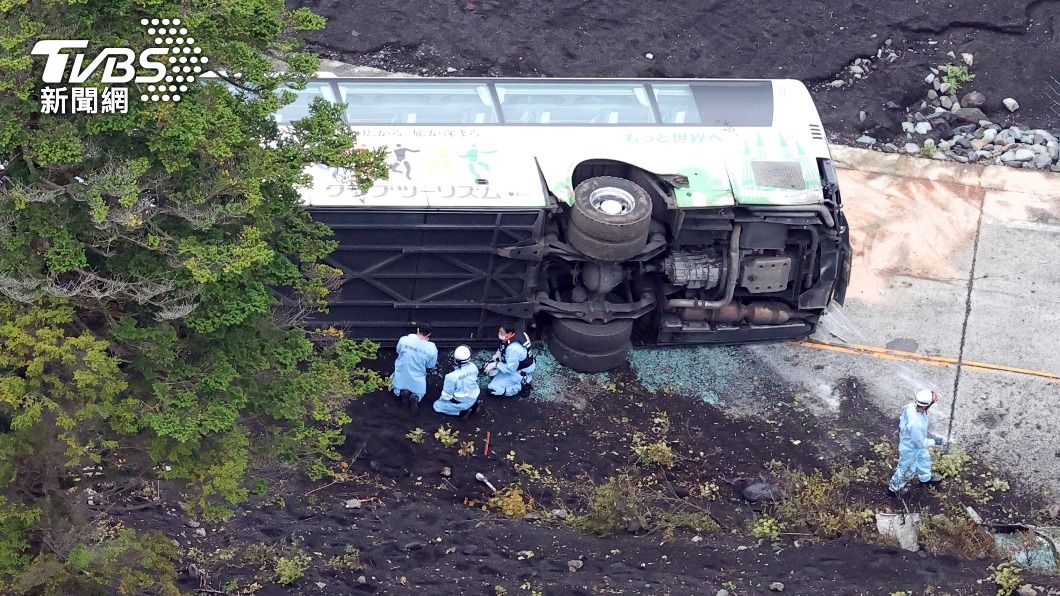 一輛開往富士山的觀光巴士發生翻車事故，目前已知1死亡3重傷。（圖／達志影像美聯社）