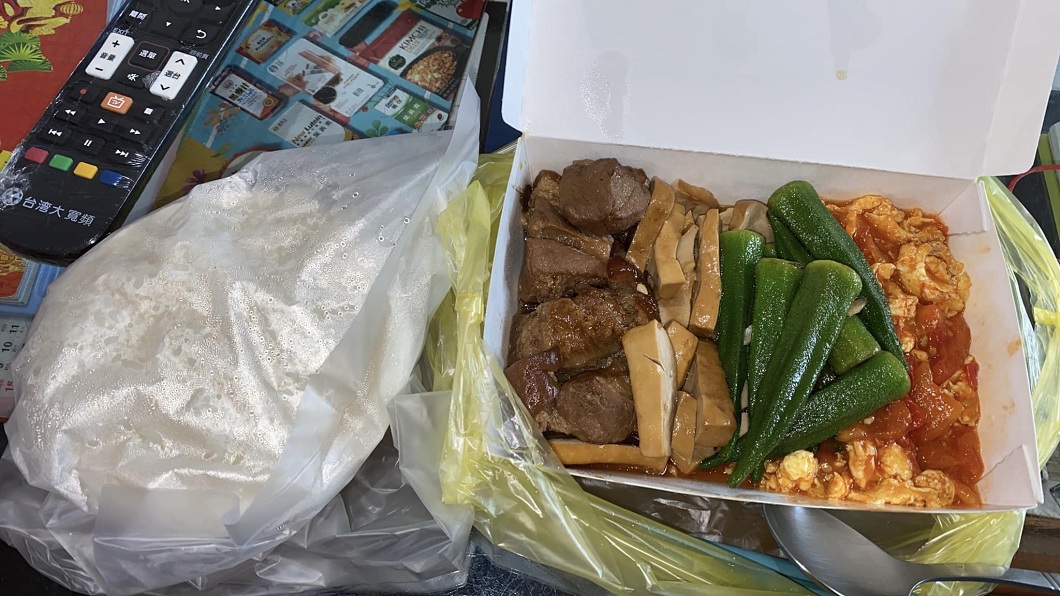 有網友買自助餐「3菜1肉」加白飯共150元嚇呆直喊貴。（圖／翻攝自爆廢公社）