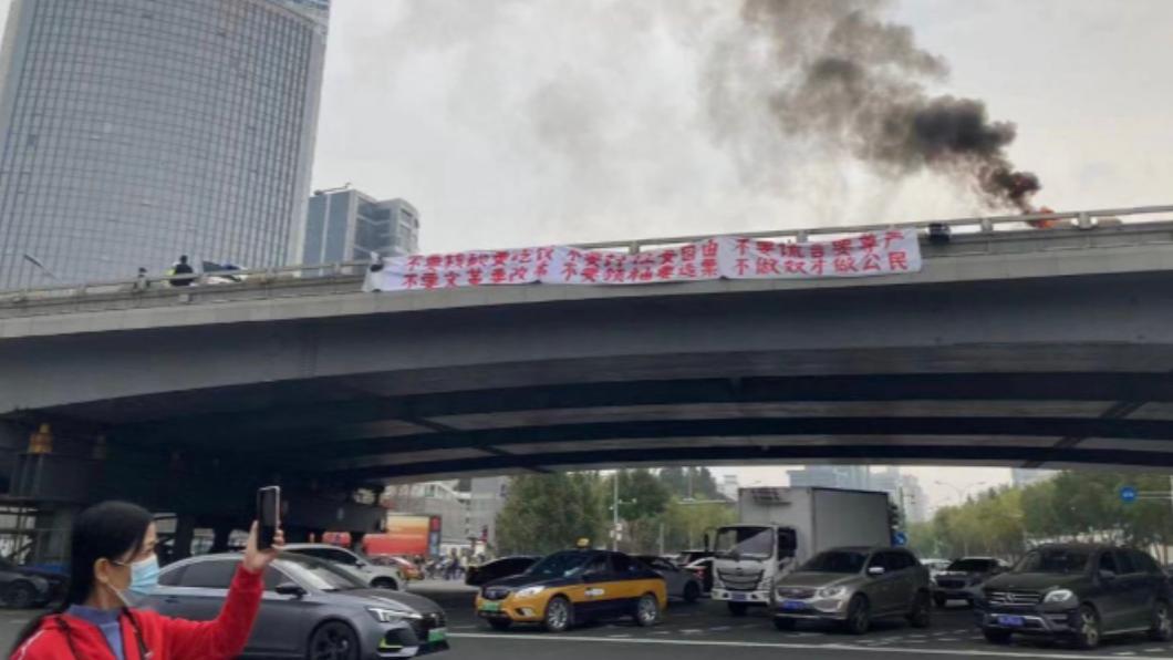 北京市區高掛反習標語在網上瘋傳。（圖／翻攝自推特）
