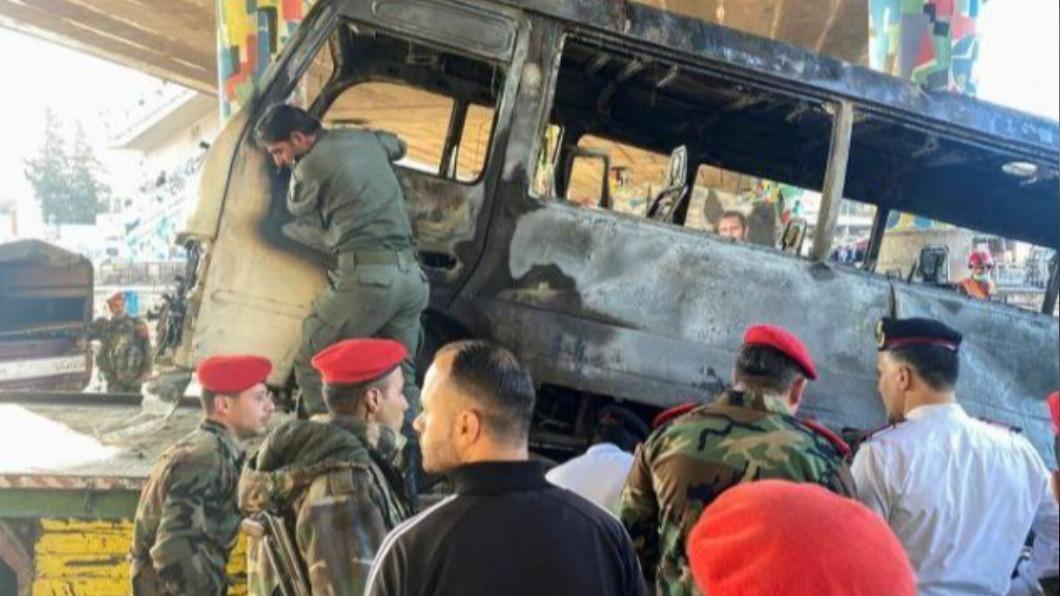 敘利亞軍方巴士遭炸彈攻擊。（圖／翻攝自 Twitter @Sprinter99880）