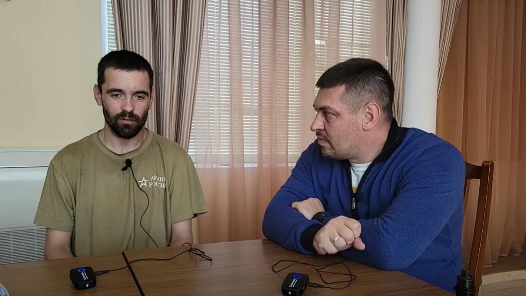 被烏克蘭俘虜的俄羅斯士兵（左），竟然是因為偷信用卡替遊戲課金被抓，才被迫入伍。（圖/翻攝自Volodymyr Zolkin YouTube）