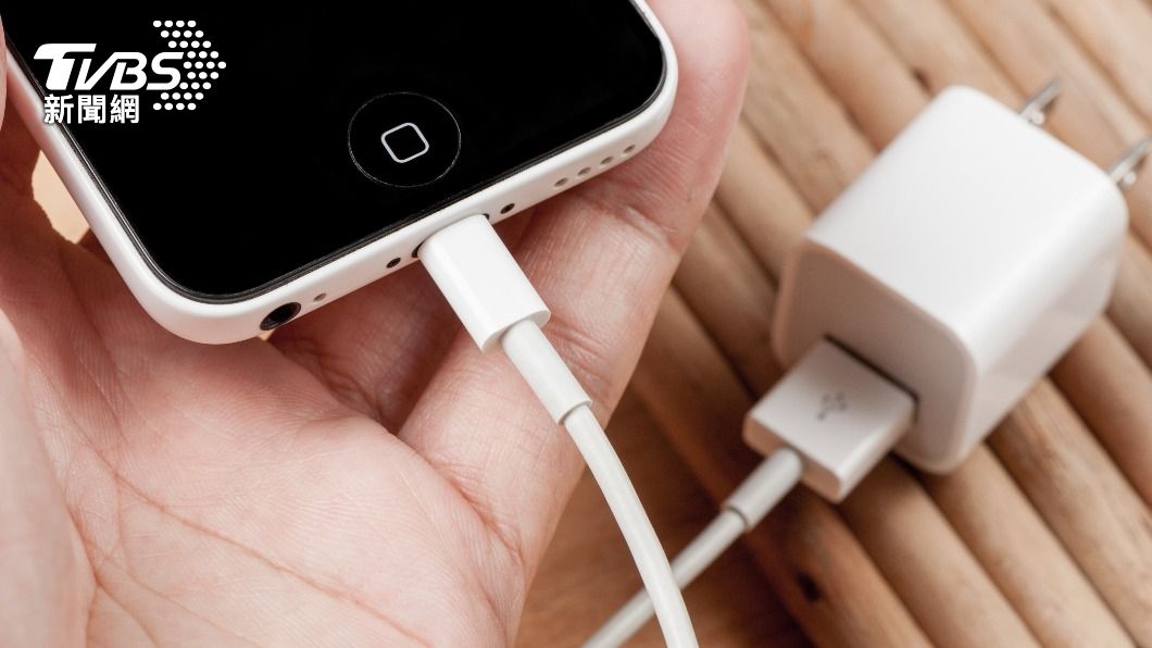 蘋果販售iPhone不附充電器被巴西法官開罰。（示意圖／shutterstock 達志影像）