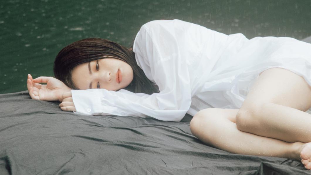張語噥躺在湖心的充氣床墊上，看似唯美卻撐到滿身大汗。（圖／上城娛樂提供）