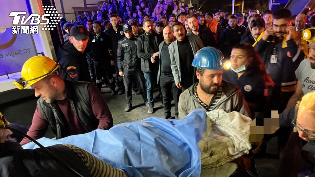 土耳其一處礦坑崩塌，救難人員已挖出22具屍體。（圖／達志影像美聯社）
