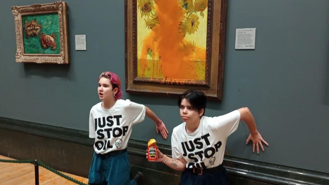 ２名環保團體「Just Stop Oil」成員，14日手持番茄湯罐頭潑灑荷蘭藝術家梵谷（Vincent van Gogh’s）名畫「向日葵」（Sunflowers）。（圖／翻攝自《Skynews》）