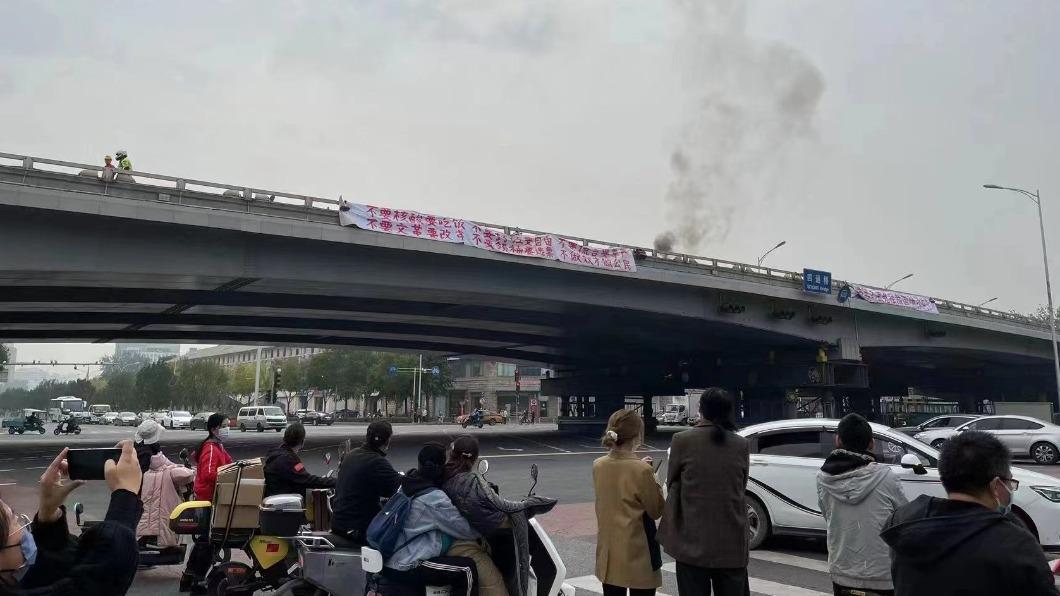 中共即將於16日召開二十大會議，北京四通橋13日卻出現「反習近平」標語布條。（翻攝自 推特@wuming01606258）