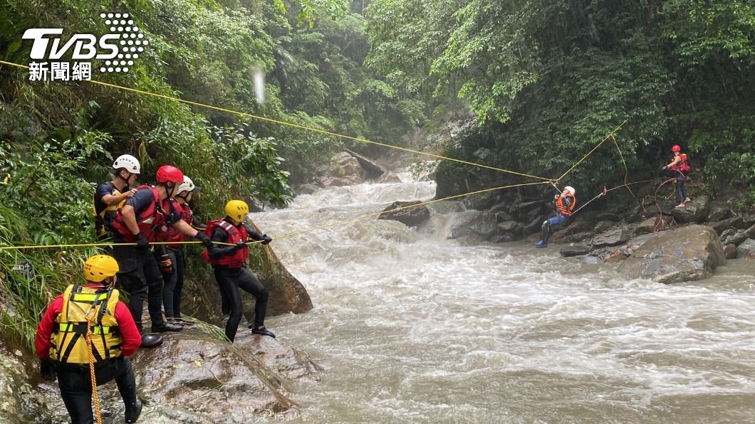 宜蘭金岳瀑布溪水暴漲，6男3女受困。（圖／TVBS）