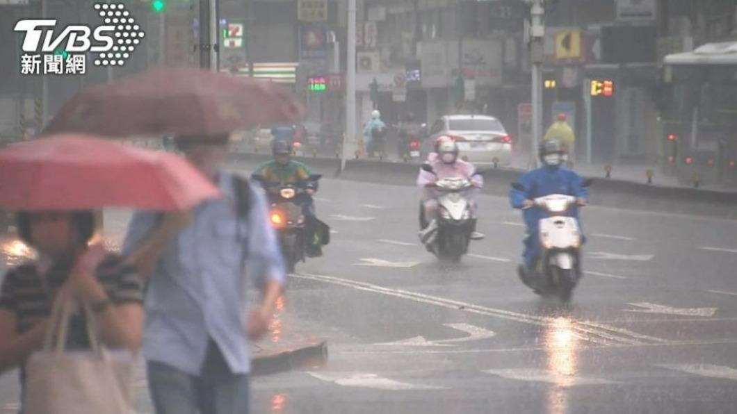 受到華南雲系影響，明天會有降雨發生的機率。（圖／TVBS）