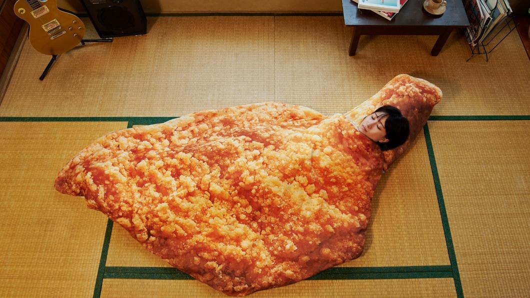 摩斯推巨大炸雞睡袋。（圖／翻攝自@mos_burger Twitter）