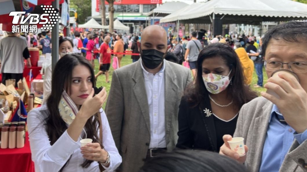 中美洲友邦大使走訪台東愛心公益園遊會。（圖／中央社）