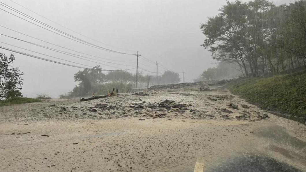 宜蘭近日受豪雨侵襲災情頻傳，圖為台7線英士路段大量土石坍滑。（圖／公路總局提供）