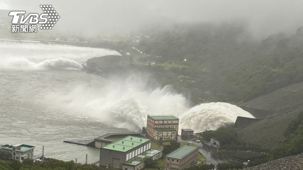 尼莎颱風降雨石門水庫滿水位洩洪。（圖／TVBS）