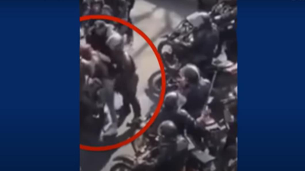 伊朗鎮暴警察攻擊和性騷擾女性示威群眾的影片曝光。（圖/翻攝自衛報影片）
