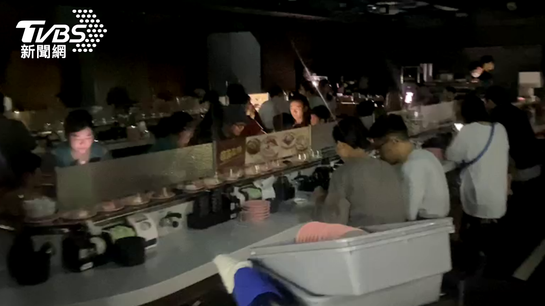 內湖家樂福今日下午跳電導致民眾摸黑用餐。（圖／TVBS）