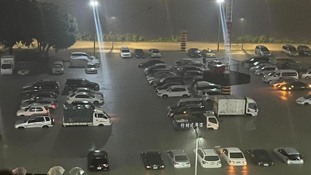 百齡橋下停車場淹水。（圖／Facebook我是士林人&我是北投人(士林區、北投區、大同區)）