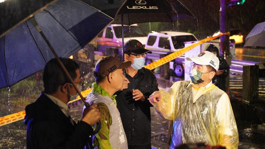 民進黨台北市長候選人陳時中昨第一時間前往勘災。（圖／陳時中辦公室提供）