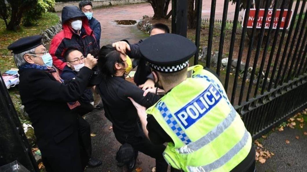 中國大陸領事館人員強行把示威港人拖進領事館大門，英國警方則將人往外拉。（圖／翻攝自 Hong Kong Democracy Council 推特 @hkdc_us）