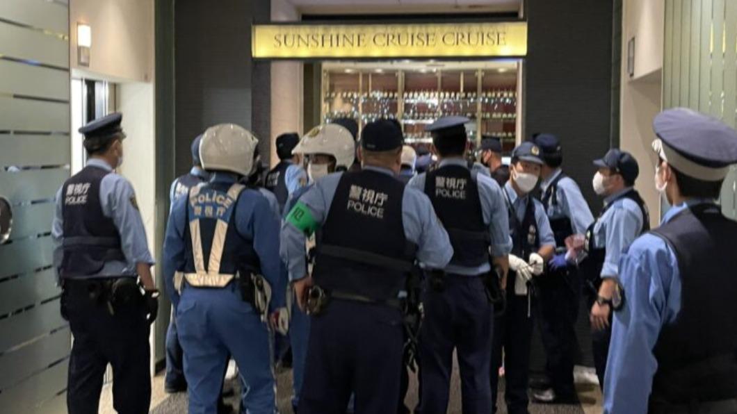 鬥毆事件發生後，日本警方出動大批警力趕到池袋「太陽城60」大樓。（圖／翻攝自推特@rswn921）