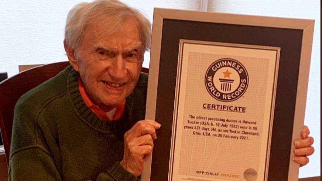 美國俄亥俄州克里夫蘭（Cleveland）100歲神經科醫生霍華德（Howard Tucker），獲金氏世界紀錄認證為「全球最年長的執業醫生」。（圖／翻攝自UPI）