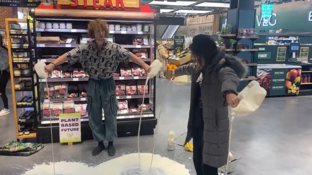 英國有一群提倡素食的青少年在各地超市展開「倒奶」行動。（圖／翻攝自Animal Rebellion推特）