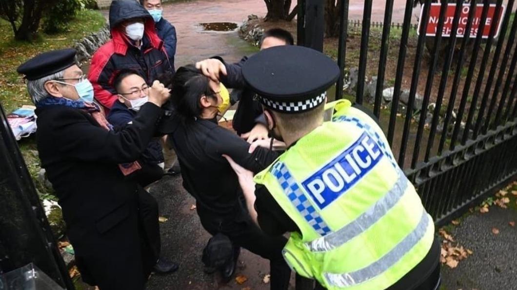 中國駐英領事館發生暴力事件。（圖／翻攝自Twitter@SimonChengUK）