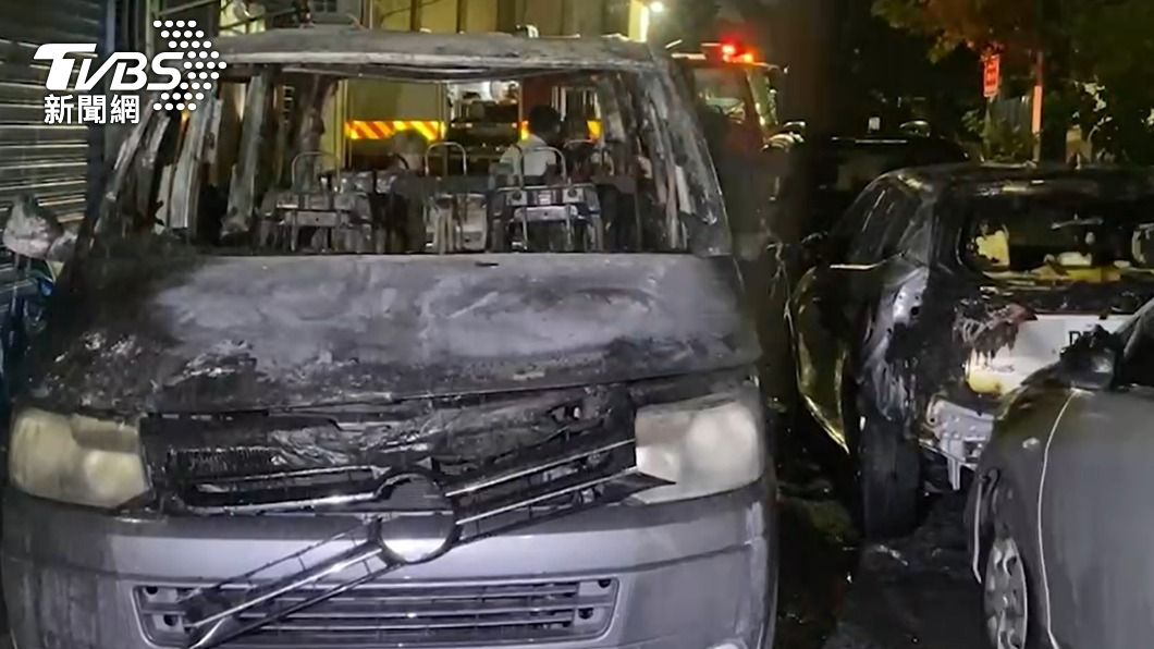 接體車突然起火燃燒，火警還波及路邊車輛。（圖／TVBS）