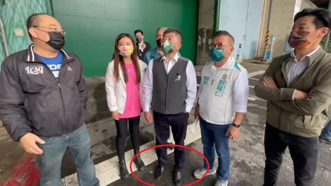 民進黨台北市長候選人陳時中穿皮鞋勘災，畫面流出後引來討論。（圖／翻攝徐巧芯臉書）