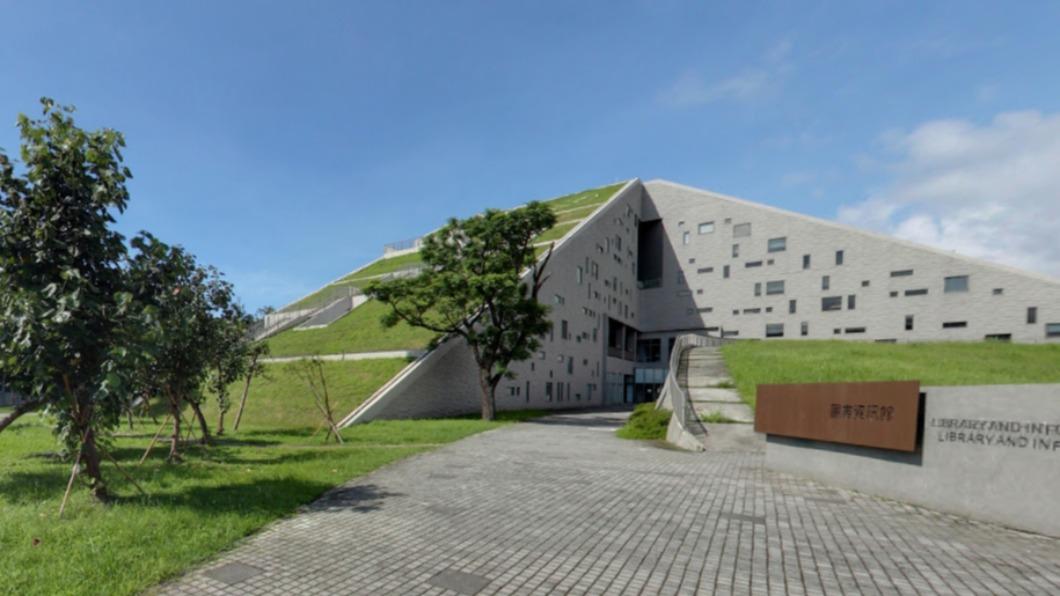 台東大學圖書館建築設計成山型，外牆的斜面還覆上草皮。（圖／翻攝自國立台東大學圖書資訊館官網）