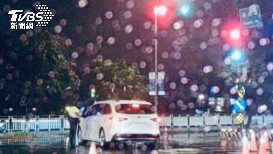 民進黨台北市長候選人陳時中座車違規闖紅燈。（圖／翻攝《菱傳媒》）