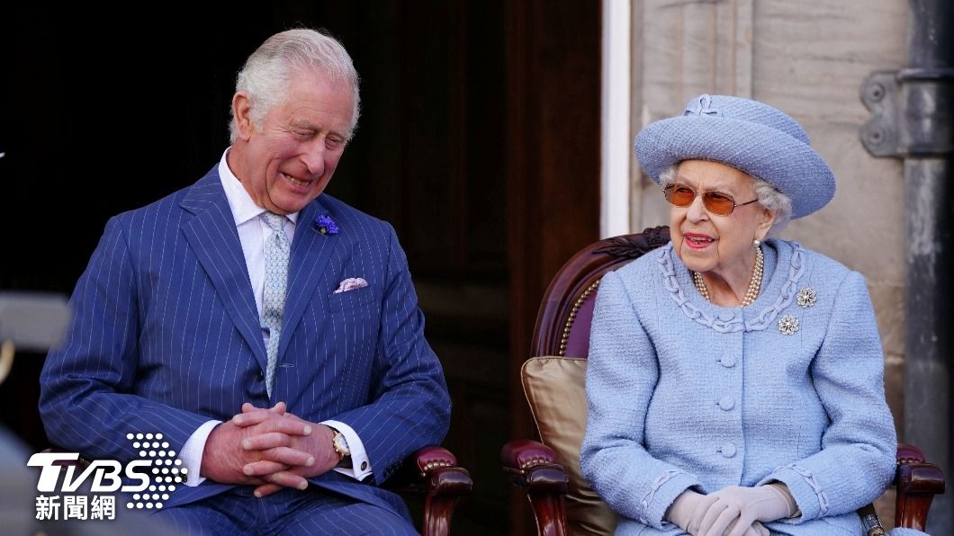 英國國王查爾斯三世與已故女王伊莉莎白二世。（圖／達志影像路透社）