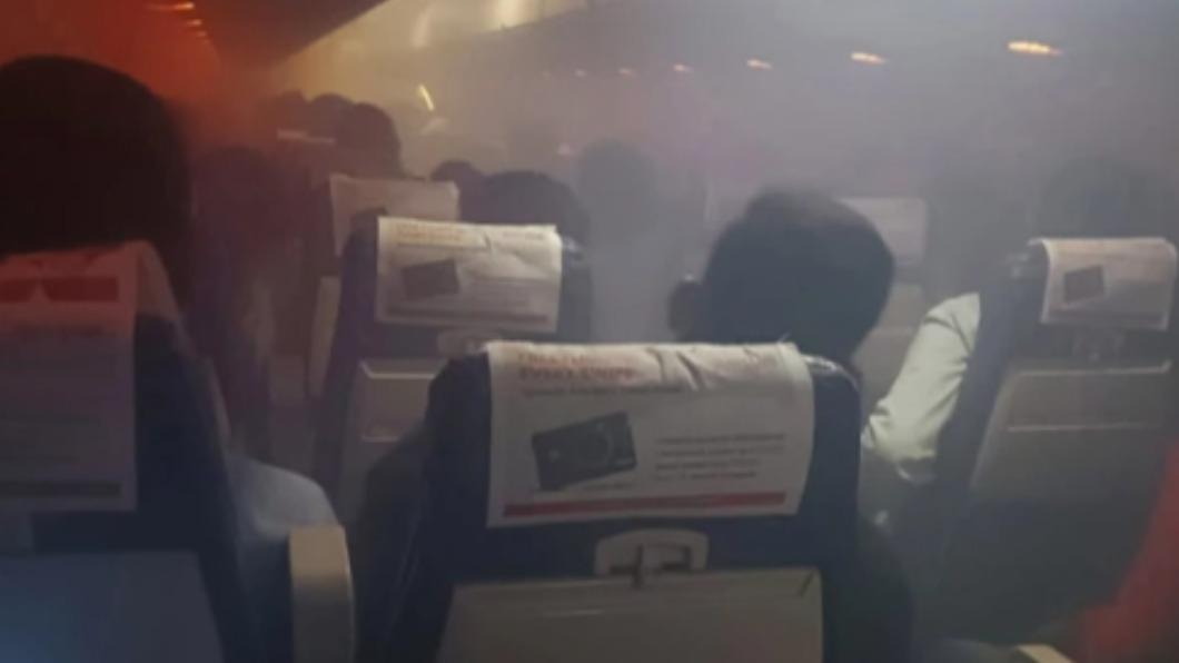 印度廉價航空公司「香料航空」（SpiceJet）一架飛機，12日晚間起飛後機艙內突冒出大量濃煙。（圖／翻攝自《太陽報》）