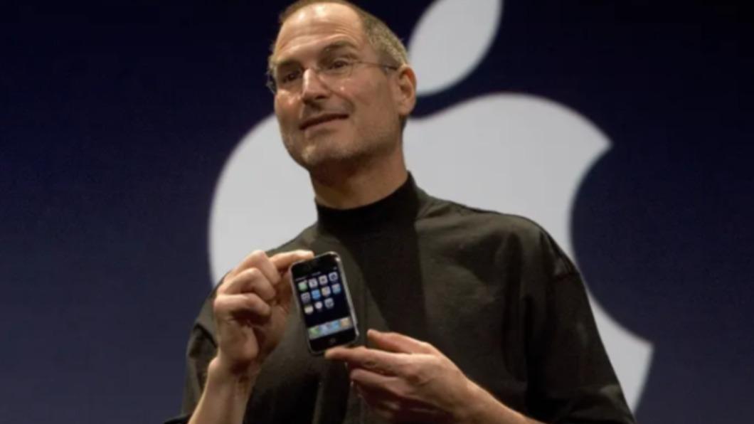 近日一支蘋果（Apple）創辦人賈伯斯（Steve Jobs）於2007年發布的「初代iPhone」，以3萬9339美元（約128萬元台幣）的天價賣出。（圖／翻攝自《NBC》）