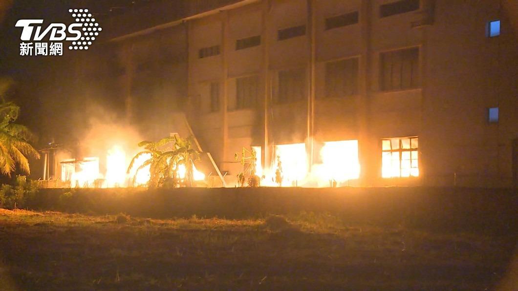 高市岡山區一間工廠今凌晨發生火警。（圖／TVBS）