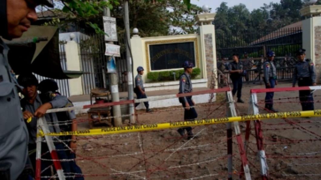 緬甸最大監獄「永盛監獄」（Insein prison），當地時間今（19）日上午9點40 分，驚傳發生「包裹炸彈」；爆炸。（圖／翻攝自 WORLD OF NEWS）
