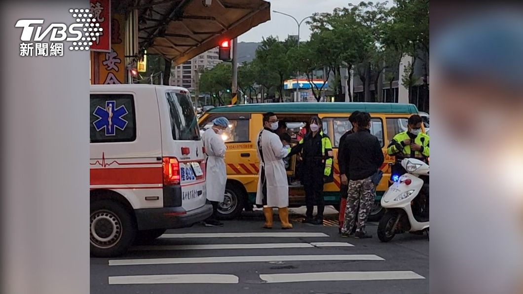警消獲報到場搶救。（圖／TVBS） 樹林娃娃車路口左轉不慎擦撞轎車　6歲童背部不適送醫