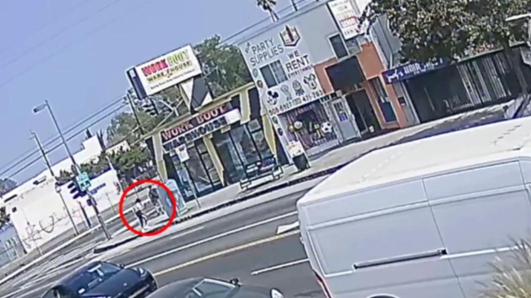美國24歲女子凱莉（Kyli Watts）10日在洛杉磯街頭散步時，竟遭無業遊名喬納森（Jonathan Cole）隨機攻擊。（圖／翻攝自《紐約郵報》）
