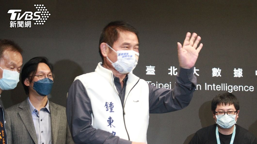被問是否會加入民眾黨？苗栗縣議會議長鍾東錦向媒體揮了揮手，還揮了2次。（圖／方炳超攝）