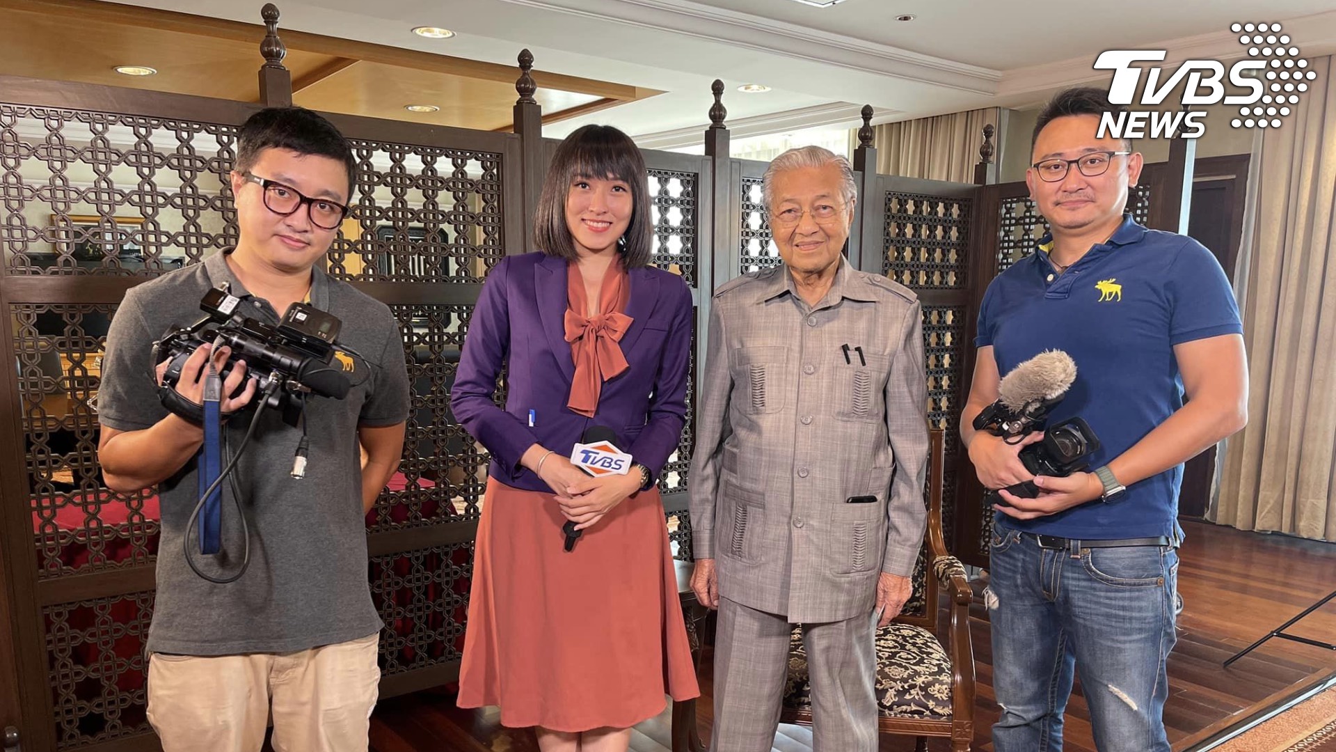 TVBS採訪團隊與馬來西亞前首相馬哈迪(右二)採訪後合照。 TVBS獨家專訪馬、澳前總理馬哈迪、陸克文