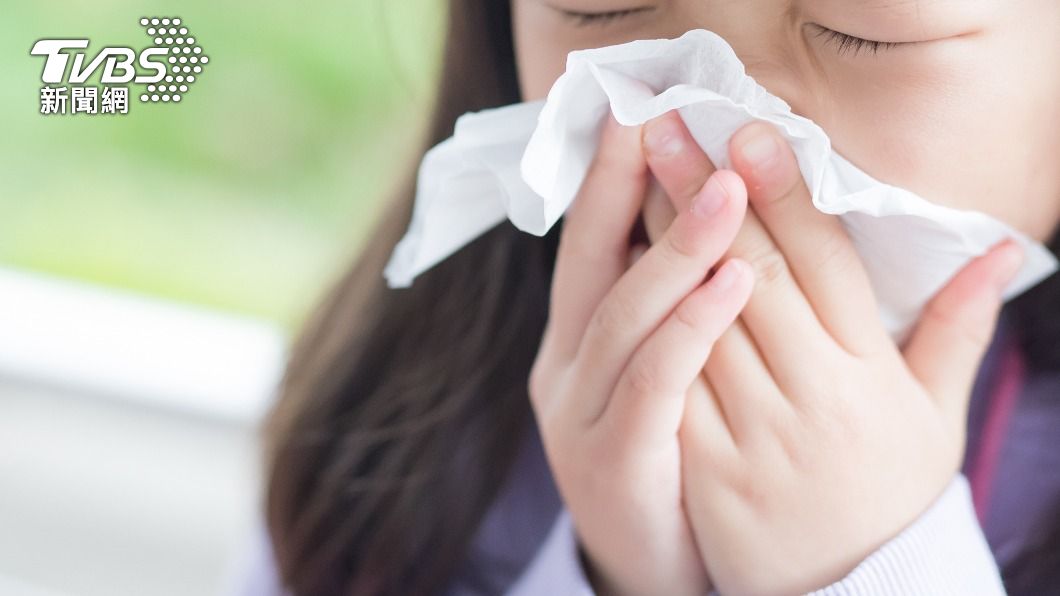 常見感冒症狀，包含發燒、流鼻涕和打噴嚏。（示意圖／shutterstock達志影像）