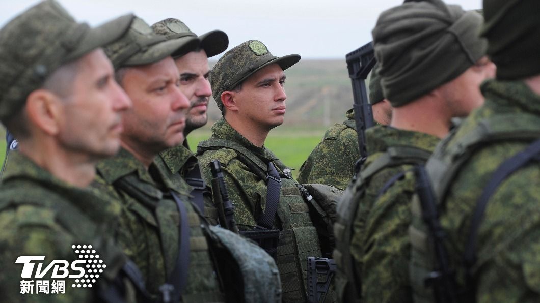 大批俄羅斯男性被動員徵召入伍，卻發現軍隊裝備嚴重匱乏。（圖/達志影像美聯社）