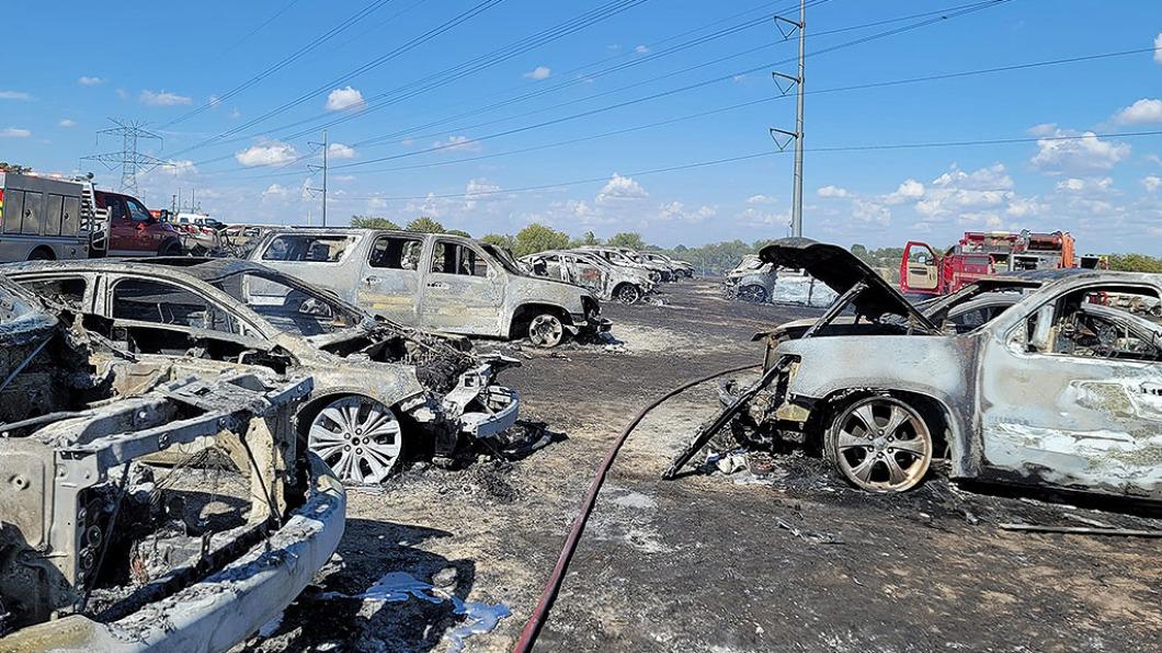 因為菸蒂引起的火災，最後導致73輛車燒毀，損失相當慘重。（圖／翻攝自Rob Halford　FB）