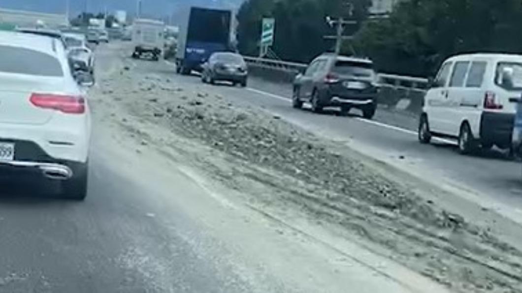國道2號發生大量砂石散落意外。（圖／翻攝自記者爆料網）