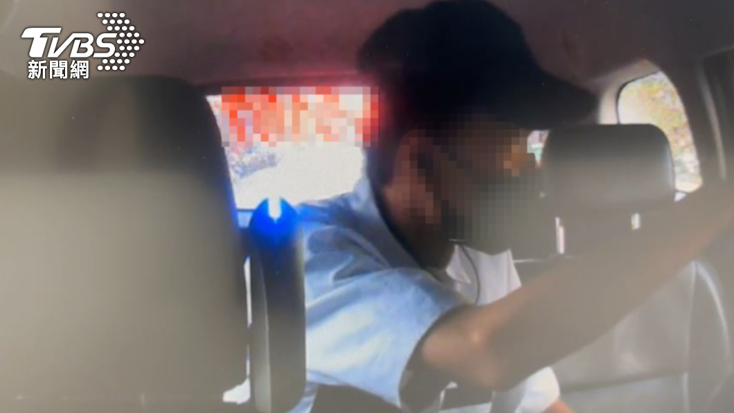 男子搭計程車趁機偷走司機皮夾內現金。（圖／TVBS）